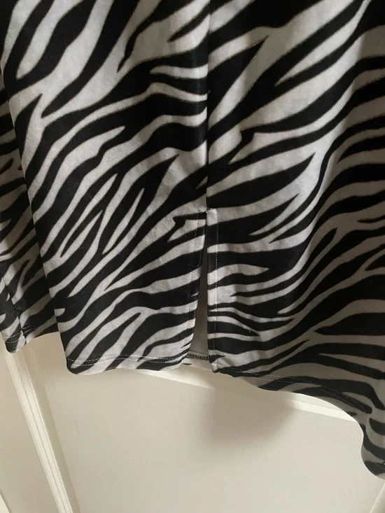 SHEIN Black & White Zebra Pencil Stretch Velvet Skirt - Picture 5 of 8